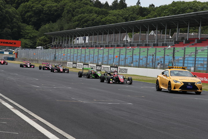 レースはセーフティーカーが導入された