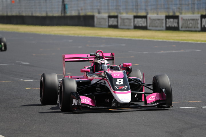 トップでゴールする片山義章（YTB by Carlin）