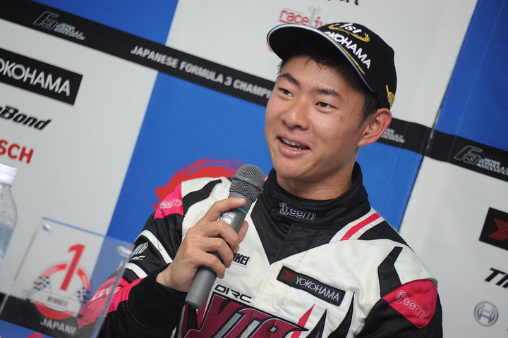 決勝記者会見: 優勝した片山義章（OIRC team YTB）