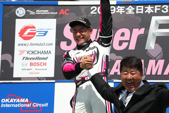 優勝した片山義章と父の岡山国際サーキット社長・片山義規氏