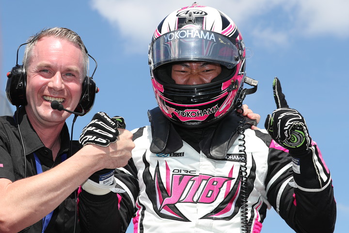 優勝した片山義章とチーム監督のリチャード・ライアン（OIRC team YTB）