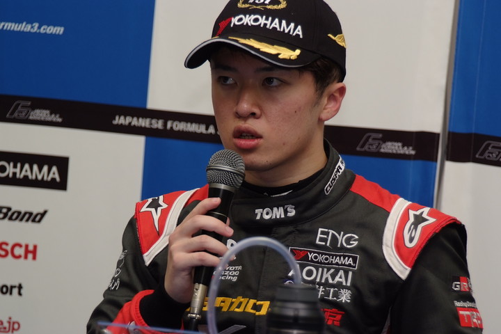 決勝記者会見: 優勝した宮田莉朋（カローラ中京Kuo TEAM TOM'S）