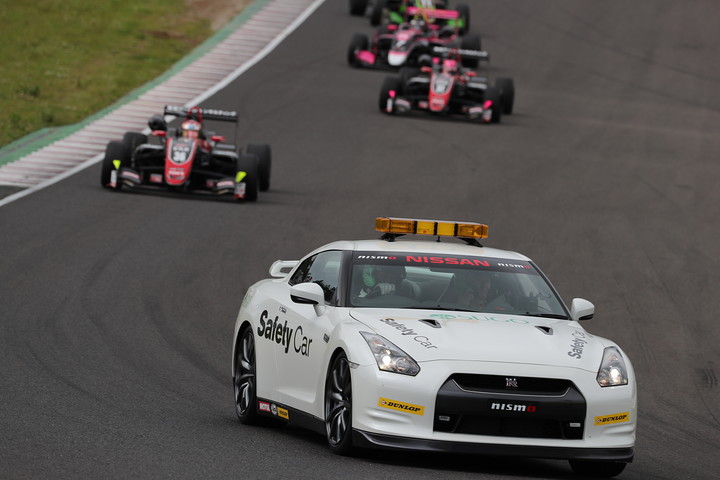レースは途中セーフティーカーが導入された