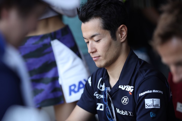 ピットウォーク: 山本尚貴（TEAM KUNIMITSU）