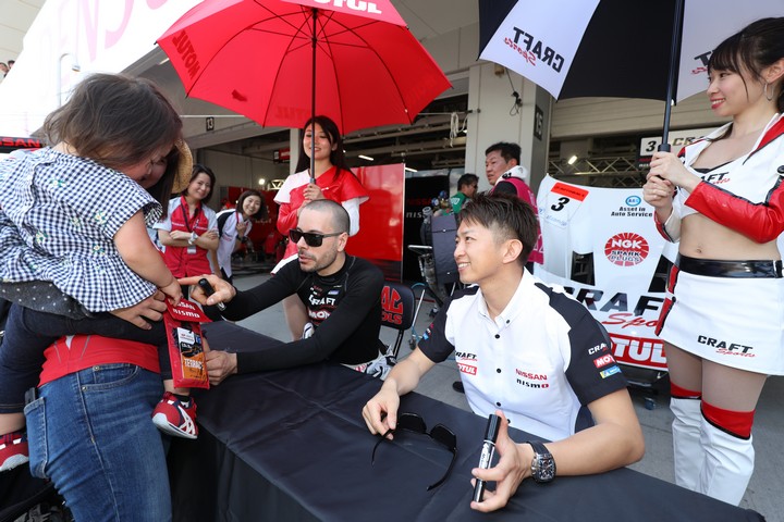 ピットウォーク: フレデリック・マコヴィッキィと平手晃平（NDDP RACING with B-MAX）