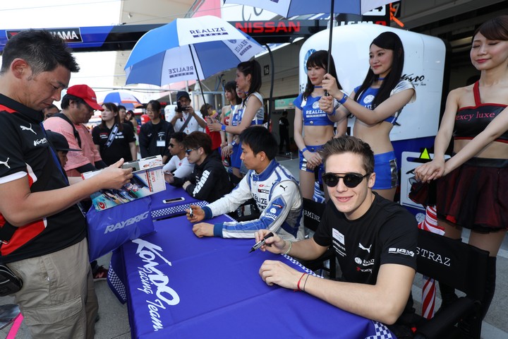 ピットウォーク: 平峰一貴とサッシャ・フェネストラス（KONDO RACING）