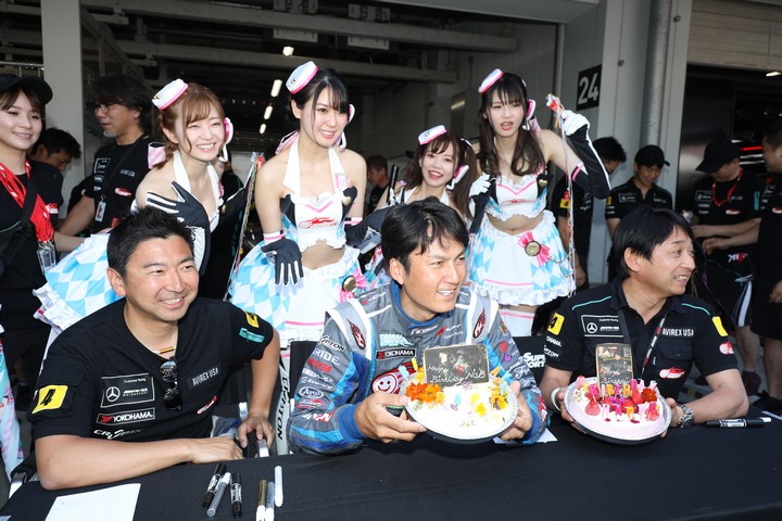 ピットウォーク: GOODSMILE RACING & TeamUKYOの誕生パーティー