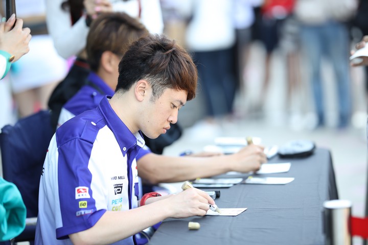 ピットウォーク: 宮田莉朋（LM corsa）