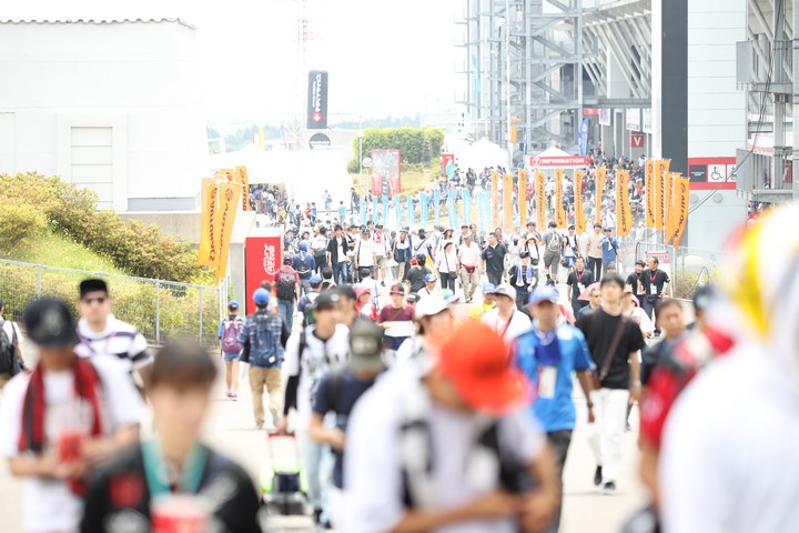 スタンド裏を歩く観客