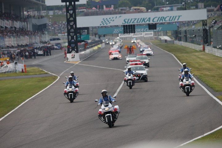 決勝レース: 三重県警によるパレードラップ