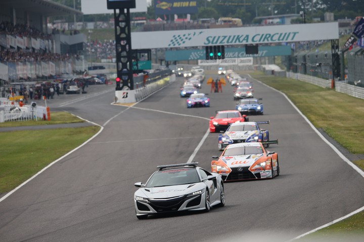 決勝レース: グリッドを離れるGTマシン