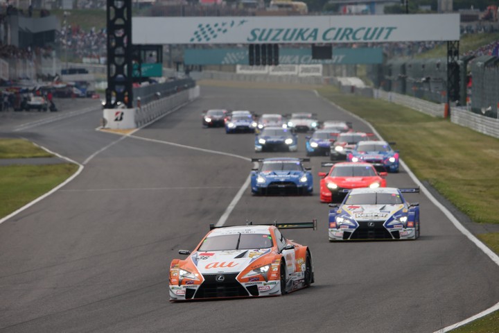 決勝レース: GT500クラスのスタートシーン