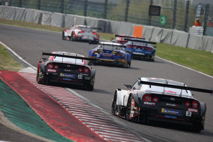 決勝レース: 松田次生／ロニー・クインタレッリ組（MOTUL AUTECH GT-R）