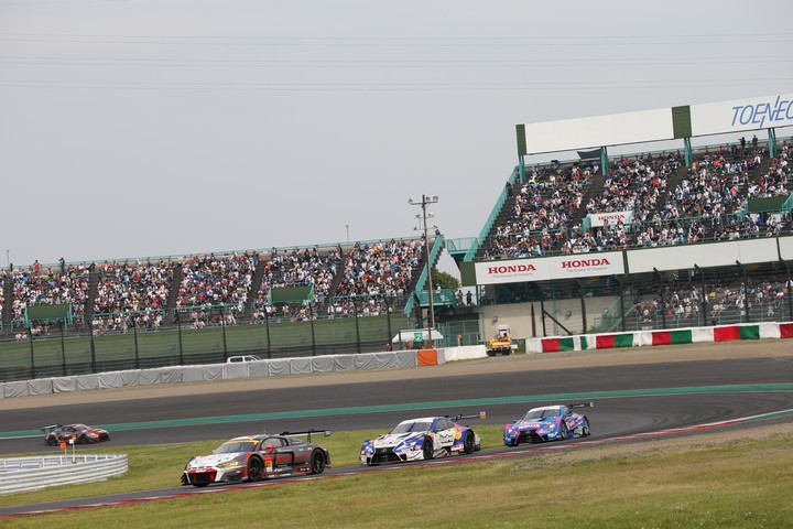 決勝レース: 1コーナーを立ち上がるGTマシン