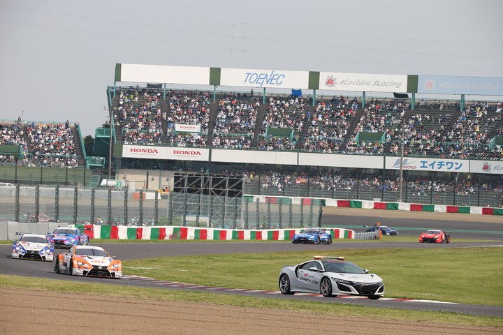 決勝レース: セーフティーカー先導による隊列