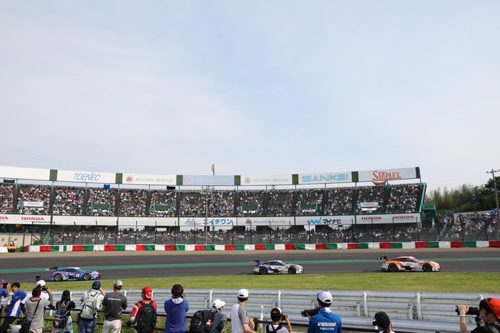 決勝レース: 1コーナースタンド前を通過するGT500クラスのトップ争い