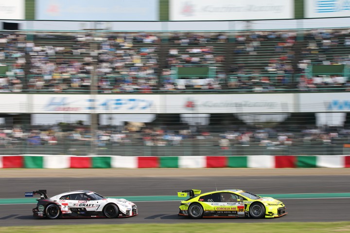 決勝レース: CRAFTSPORTS MOTUL GT-RとTOYOTA GR SPORT PRIUS PHV apr GT