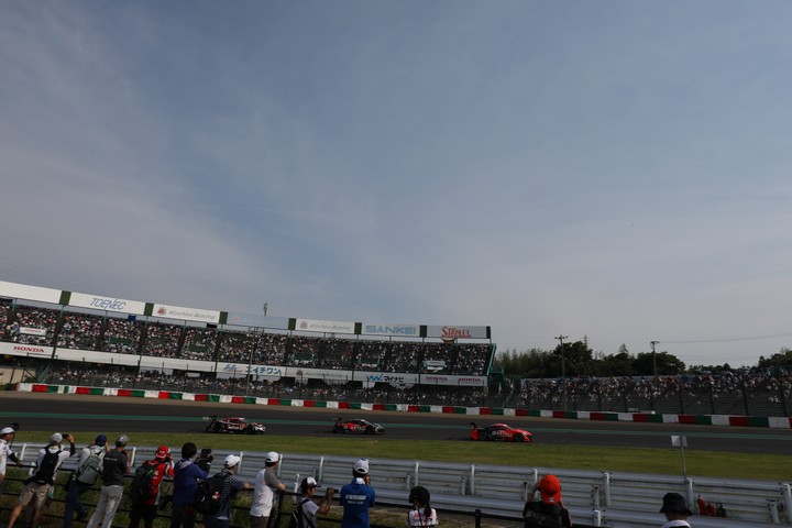 決勝レース: グランドスタンド前を通過するGTマシン