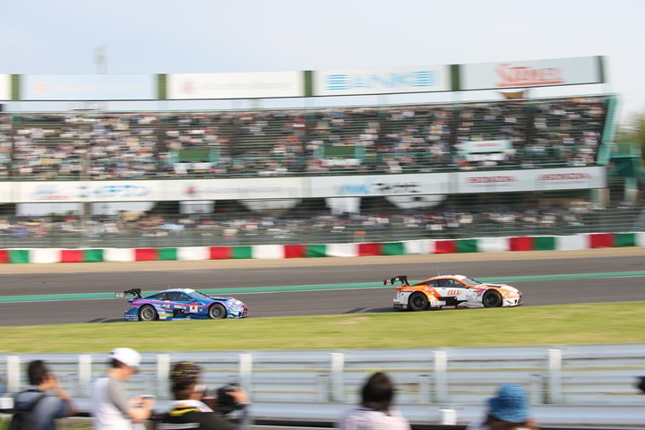 決勝レース: 大嶋和也（WAKO'S 4CR LC500）と関口雄飛（au TOM'S LC500）のトップ争い