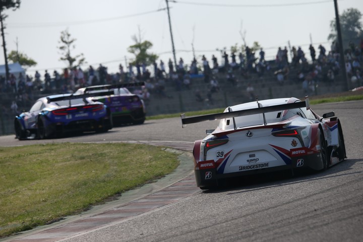 決勝レース: ヘイッキ・コバライネン／中山雄一組（DENSO KOBELCO SARD LC500）