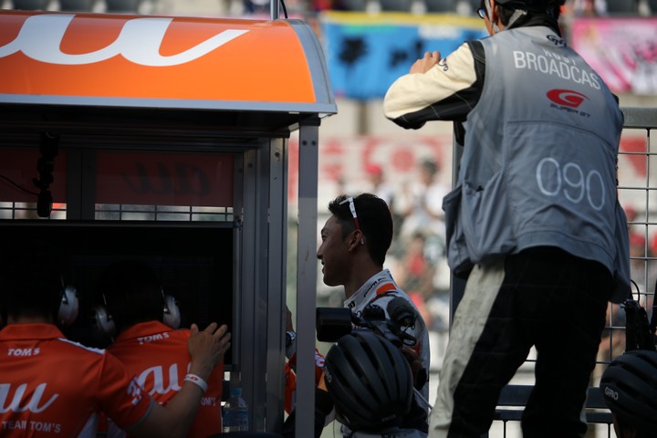 決勝レース: 優勝した関口雄飛を待ち構える中嶋一貴（au TOM'S LC500）