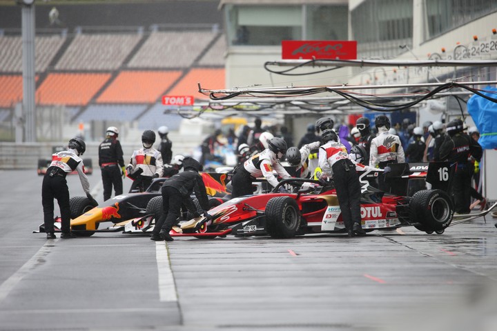 フリー走行: ピットに並んだSF19