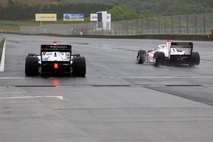 フリー走行: ピットアウトするSFマシン