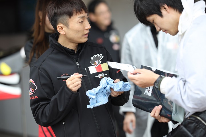 ピットウォーク: 野尻智紀（TEAM MUGEN）