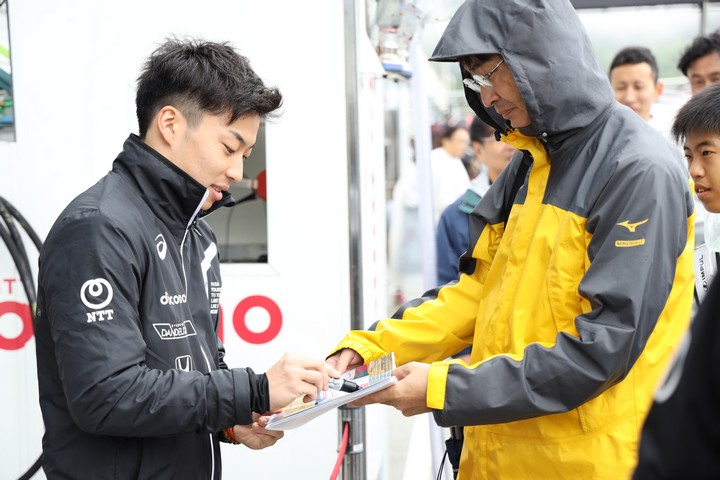 ピットウォーク: 福住仁嶺（DOCOMO TEAM DANDELION RACING）