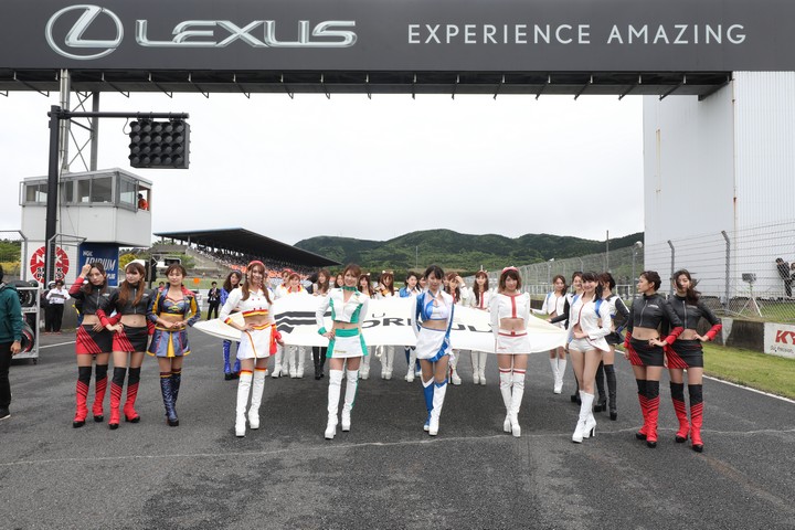 スタート進行: SFフラッグを持ち行進するレースクイーン