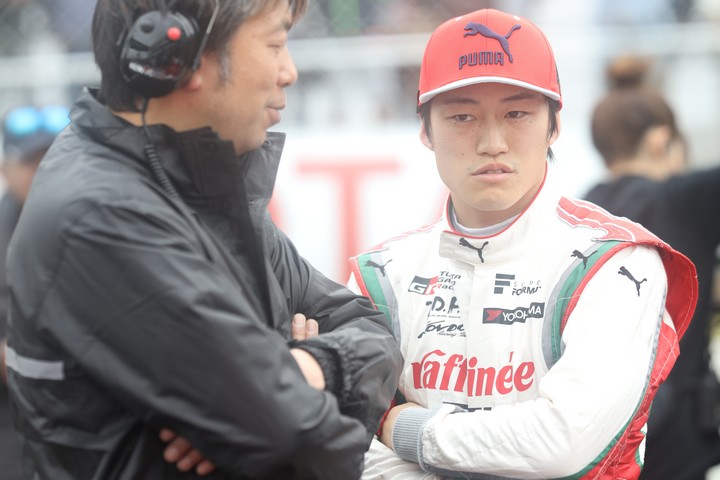 スタート進行: 国本雄資（KONDO RACING）