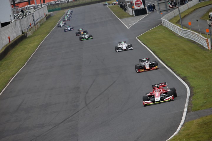 決勝レース: ストレートを駆ける序盤の上位勢