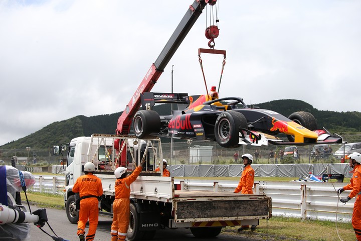 決勝レース: ダニエル・ティクトゥム（TEAM MUGEN SF19）がクラッシュ