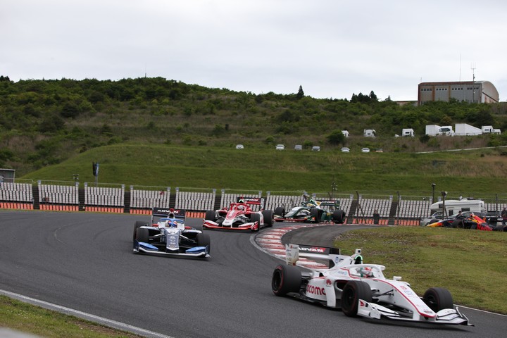 決勝レース: 第2ヘアピンを回り込むSFマシン