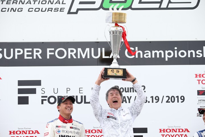 表彰式: 優勝した関口雄飛と星野一義監督（ITOCHU ENEX TEAM IMPUL）