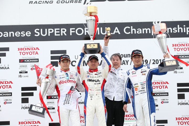 表彰式: 左から2位・山本尚貴、優勝・関口雄飛、優勝チーム監督・星野一義氏、3位・大嶋和也