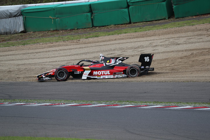 コースアウトした野尻智紀（TEAM MUGEN SF19）