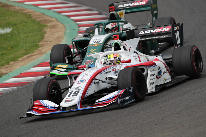 関口雄飛（ITOCHU ENEX TEAM IMPUL SF19）と中嶋一貴（VANTELIN KOWA TOM’S SF19）の争い