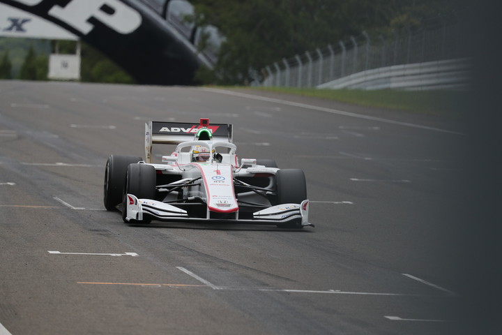 トップでゴールする山本尚貴（DOCOMO DANDELION M1S SF19）