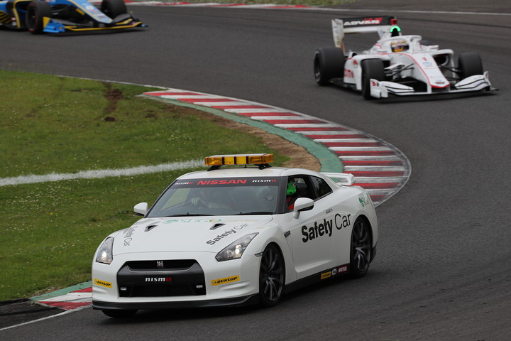 このレースは終盤2度のセーフティーカーが導入された