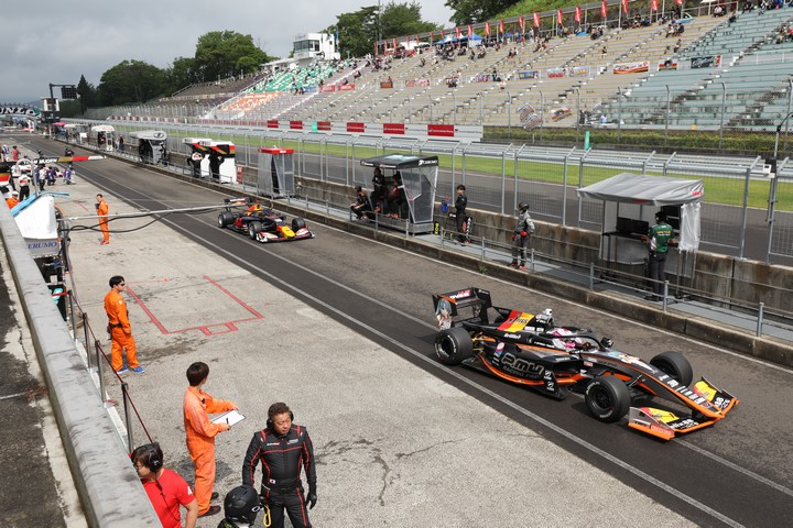 フリー走行: コースインするSFマシン