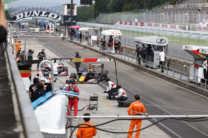 フリー走行: ピットインするSFマシン