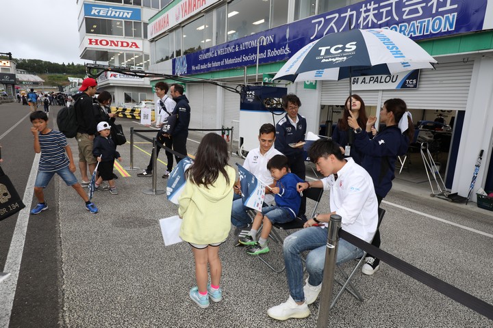 キッズピットウォーク: アレックス・パロウと牧野任祐（TCS NAKAJIMA RACING）