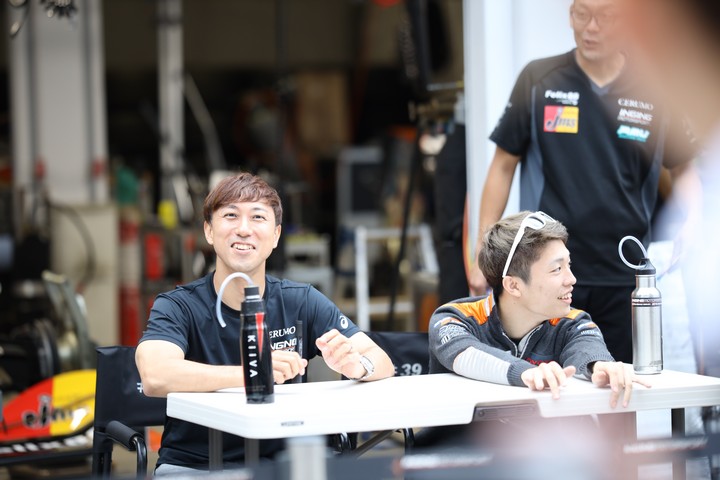 キッズピットウォーク: 石浦宏明と坪井翔（JMS P.MU/CERUMO･INGING）