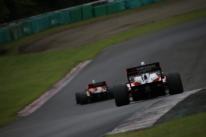 フリー走行: 馬の背に進入するSFマシン