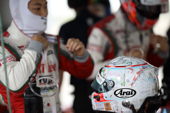 スタート進行: 国本雄資（KONDO RACING）のヘルメット