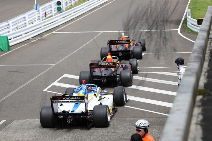 スタート進行: ピット出口でスタート練習するドライバー