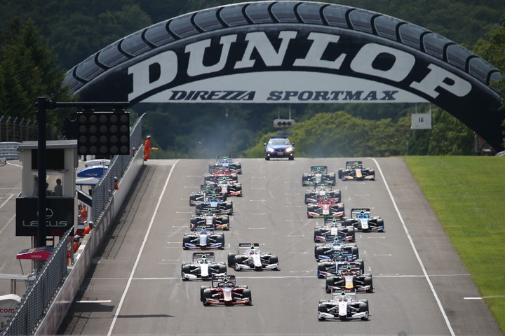 決勝レース: 68周の決勝がスタートした