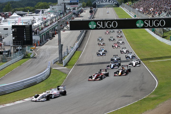 決勝レース: スタート直後、1コーナーの攻防