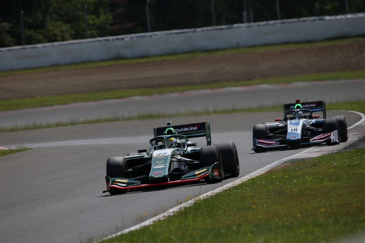 決勝レース: ニック・キャシディ（VANTELIN KOWA TOM’S SF19） vs 小林可夢偉（KCMG Elyse SF19）